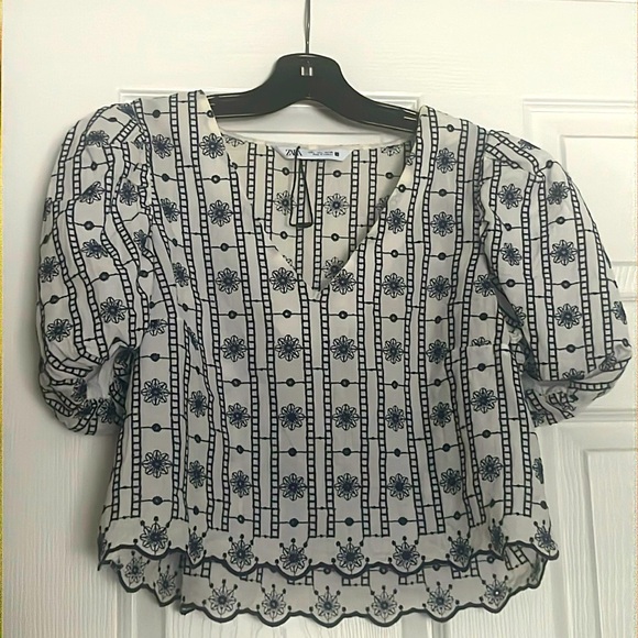 Puff sleeves crop top in blue and white - Picture 1 of 4